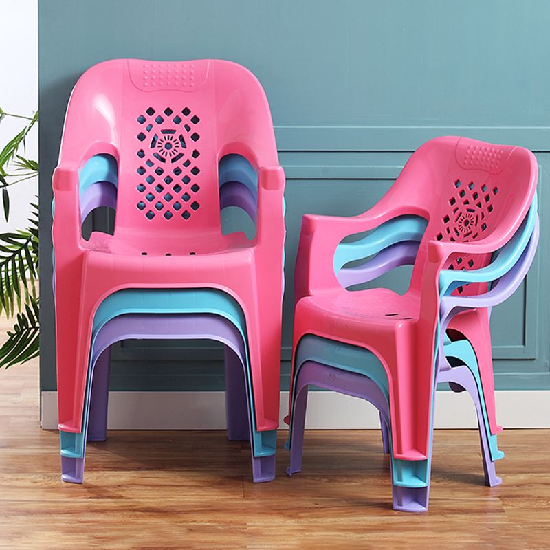 El plástico moderno que cena el brazo preside el hogar apilable interior que cena el sillón