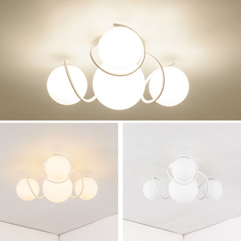 Weißer Glasball -Cluster Deckenleichter zeitgenössischer Einfachheitstil Semi Flush Mount Lampe mit Eisen kreativer Lampe Pfosten