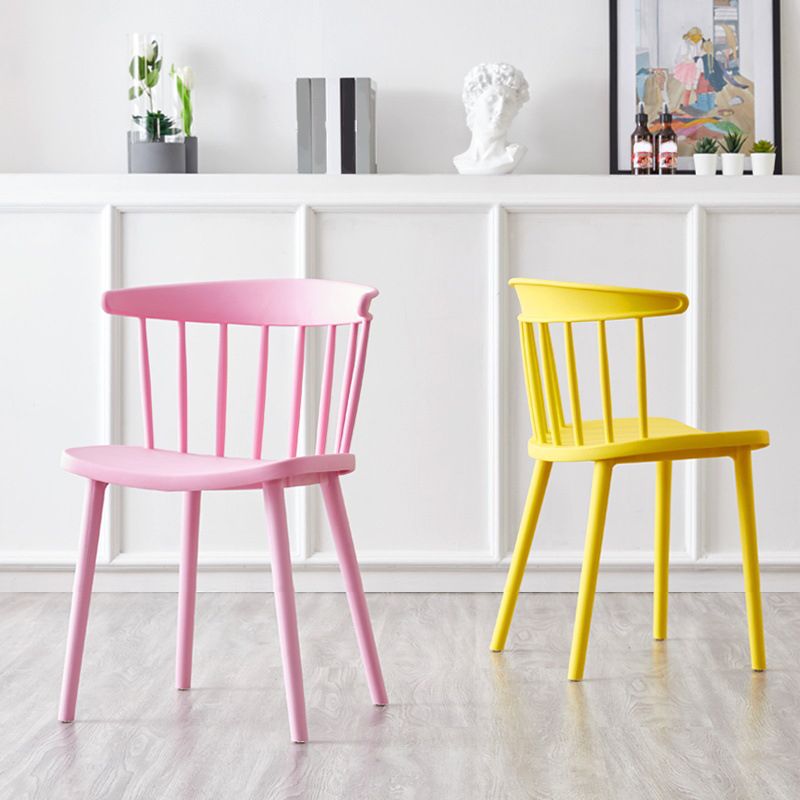 Silla de comedor de plástico con acabado mate de silla lateral con respaldo de listones para el hogar escandinavo