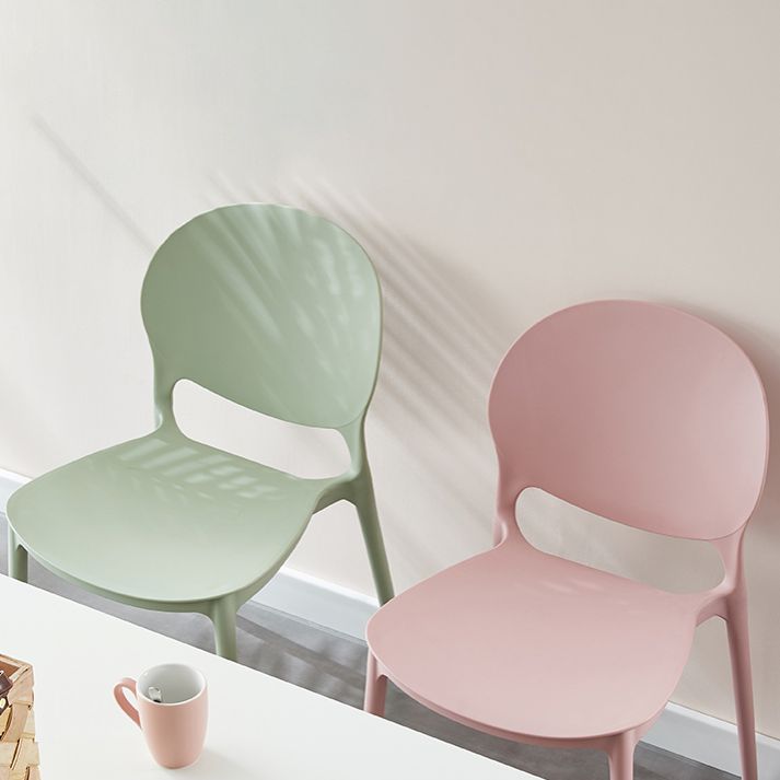 Chaise de salle à manger scandinave en plastique, dossier ouvert, finition mate