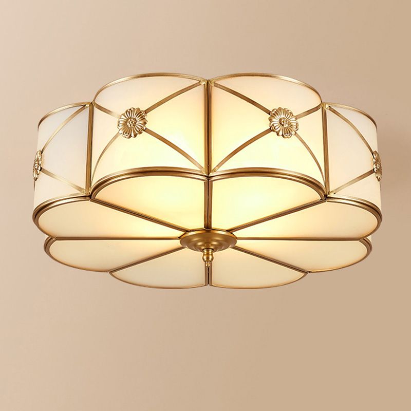 Inbouwlamp Traditionele inbouwlamp voor de slaapkamer met geschulpt glas in de schaduw van goud