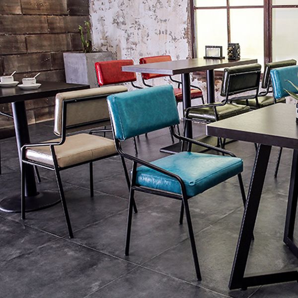 Silla de comedor industrial de cuero con respaldo abierto y acabado mate (juego de 4)