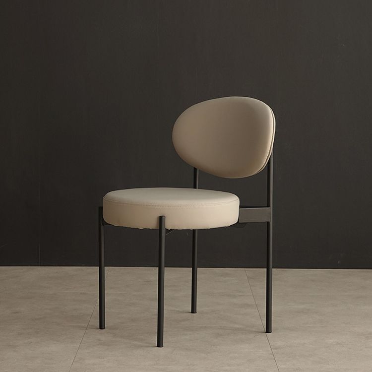 Silla lateral con respaldo abierto para restaurante moderno, silla de comedor de cuero PU con patas negras