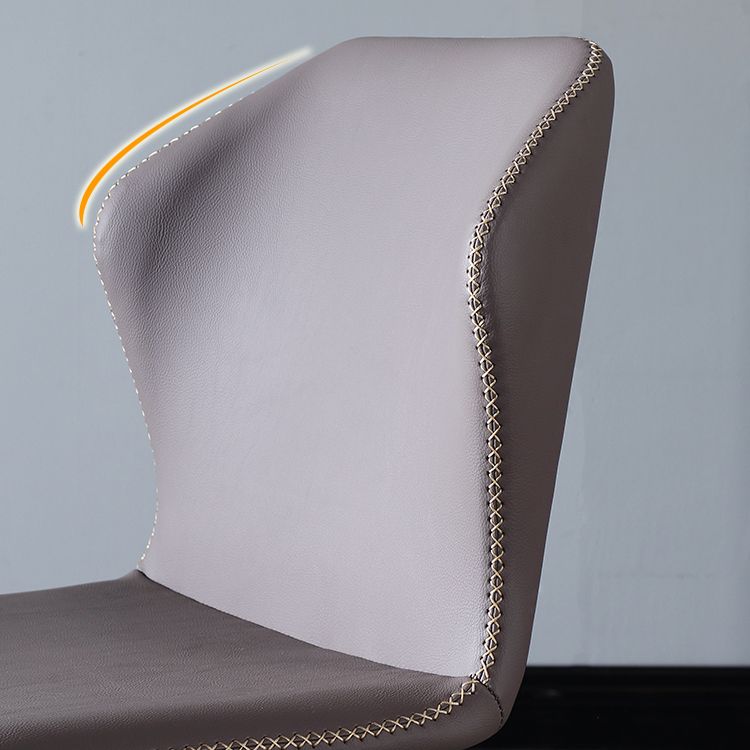 El lado sin brazos del diseño contemporáneo preside el cuero que cena la silla lateral