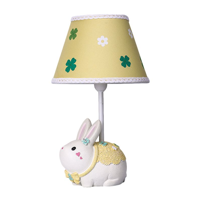 Carton de lampe d'étude de tissu conique 1 lumière de table jaune légère avec motif de trèfle et base de lapin