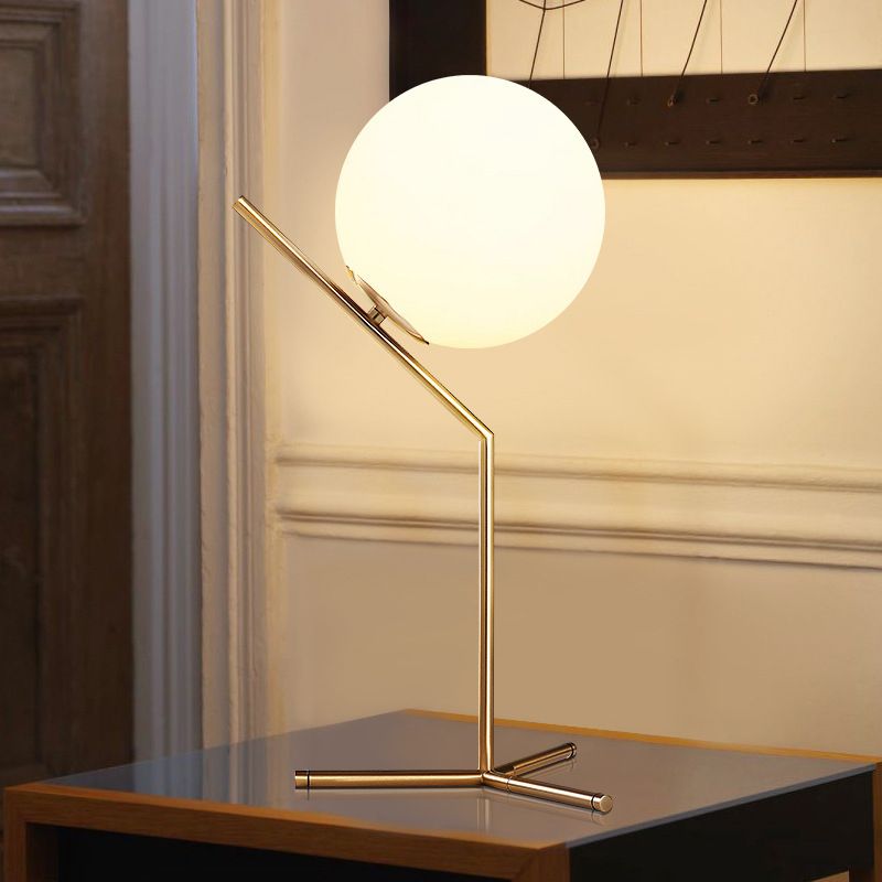 Lampada da tavolo globo dorato in stile moderno e conciso Lampada da tavolo in ferro placcato per spazi interni