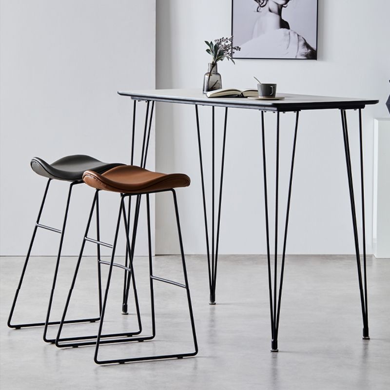 Leder-Thekenhocker, moderner Barhocker mit rückenfreier Fußstütze und Sattelsitz für die Bar