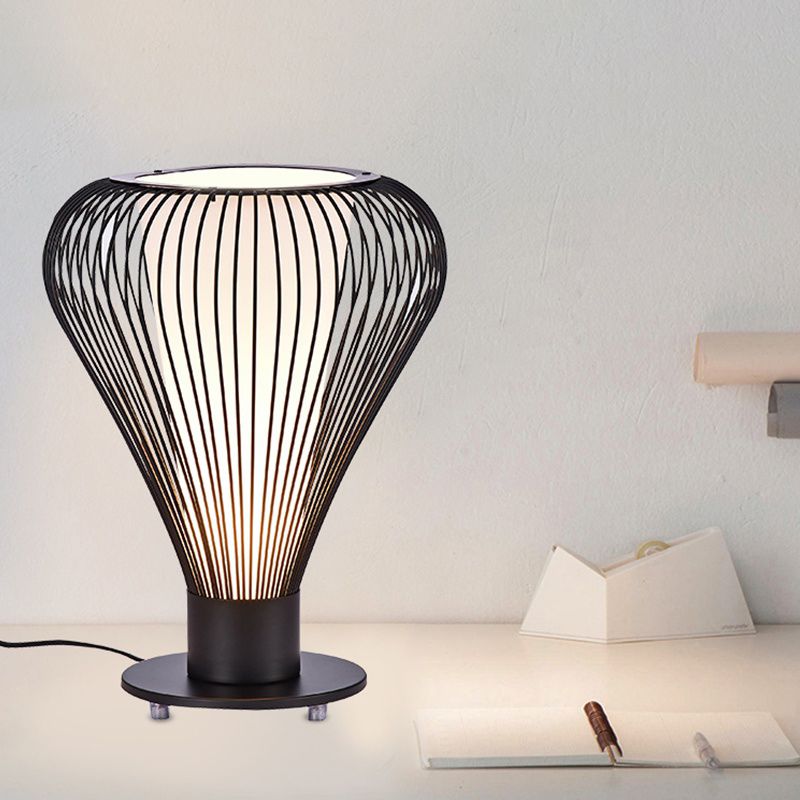 Lámpara de lectura LED con forma de pera de hierro, lámpara de escritorio pequeña, modernismo, 1 cabezal, acabado negro, con pantalla de cristal blanca cónica interior