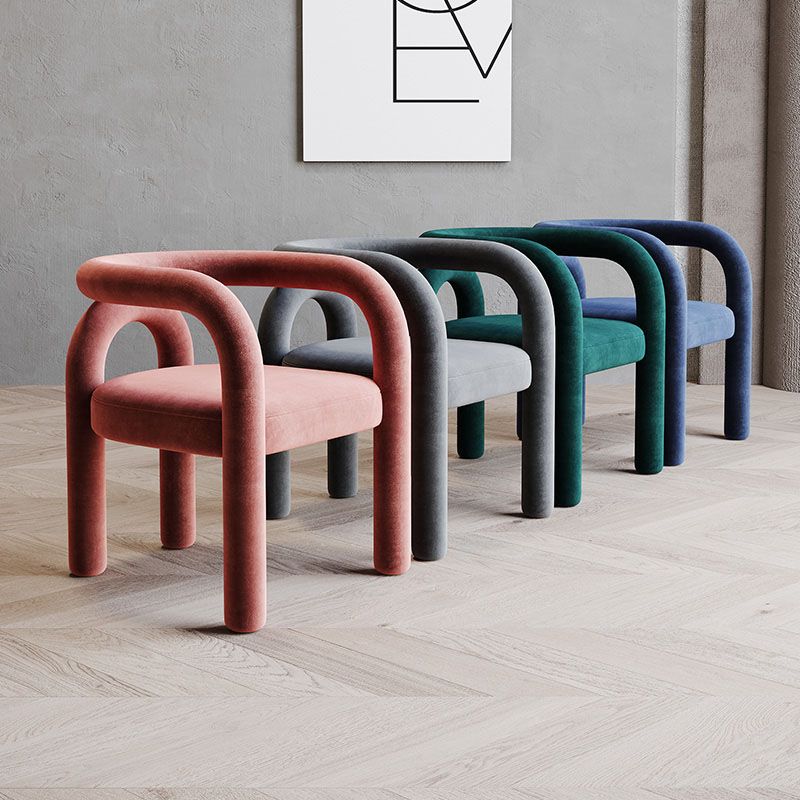 Silla de comedor curvada de terciopelo con respaldo abierto y acabado mate, estilo diseñador