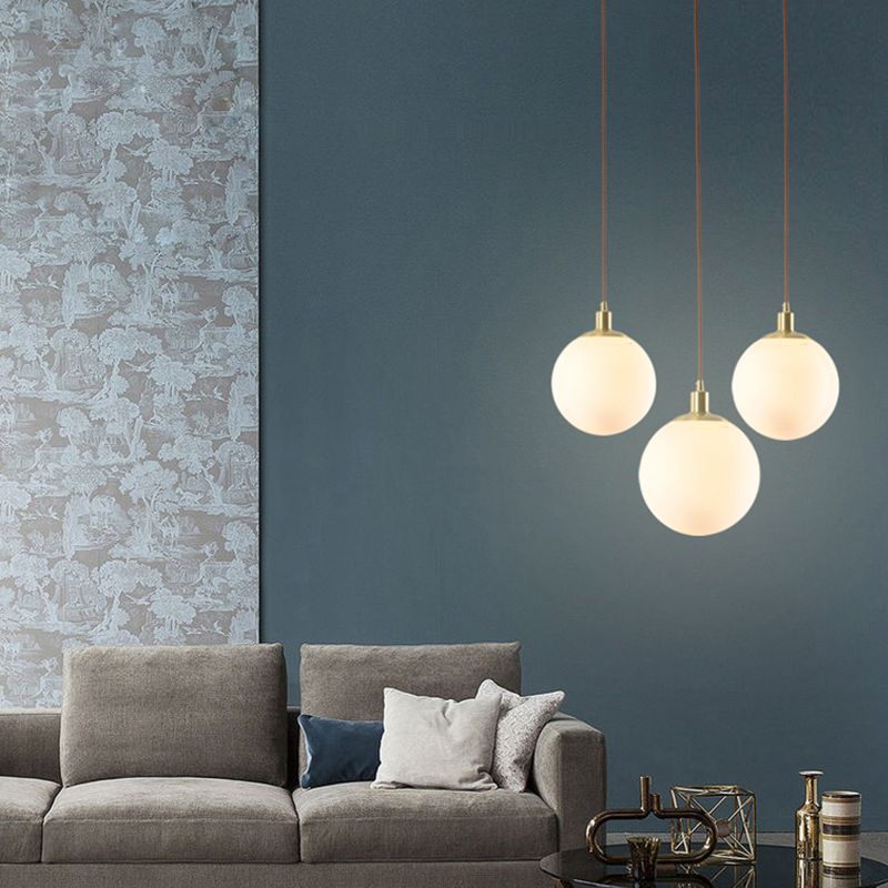 Luxury Luxury Single Pendant Light Copper Globe suspendu lampe avec une teinte en verre blanc