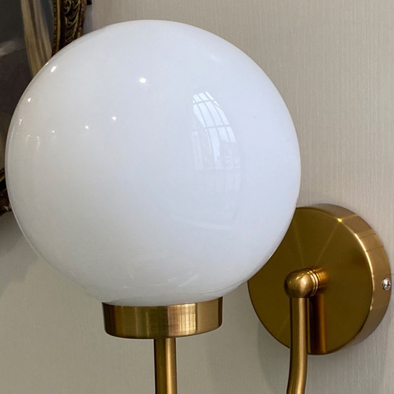 Luz de pared de globo de vidrio en un estilo creativo moderno Lámpara de pared de hierro forjado para espacios interiores