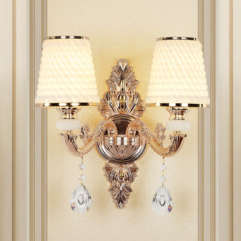 Lámpara de pared de vidrio texturizado cónico Lámpara de pared de pasillo vintage con drapeado de cristal en dorado
