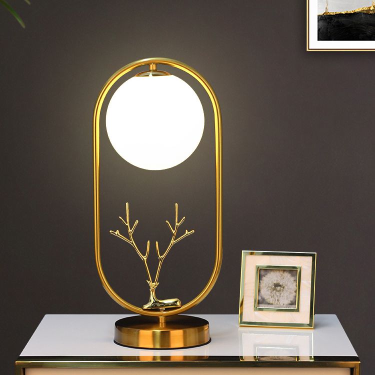Lámpara de soporte de noche de los ciervos de latón Nordic Ball Glass Table de vidrio Luz para sala de estar