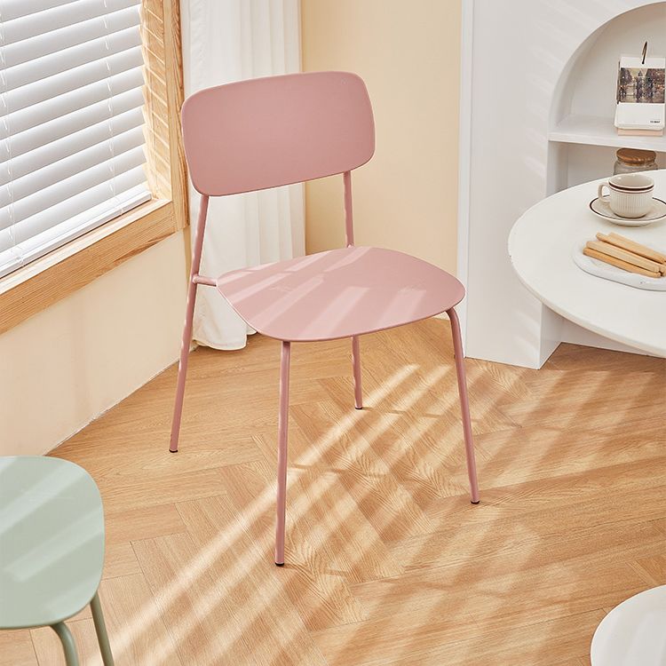 Silla de comedor de estilo moderno Silla auxiliar apilable sin brazos con patas de metal