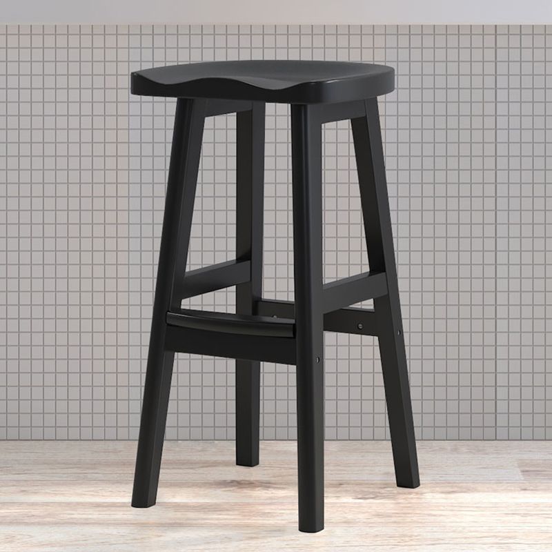Moderner Barhocker aus Massivholz mit Sattelsitz, rückenfreier Innenhocker mit Holzbeinen
