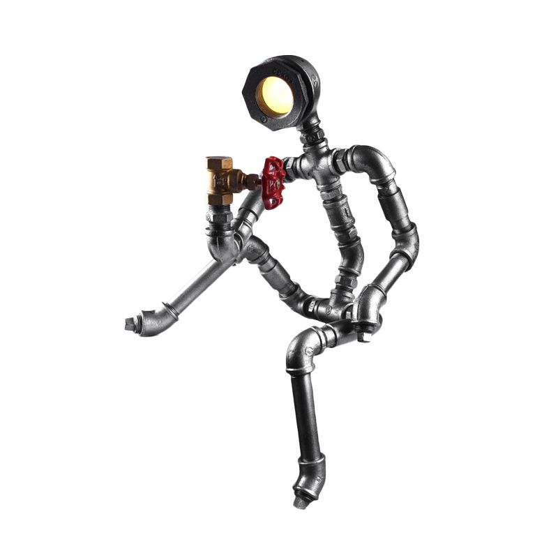 Table LED Light Industrial Thinking Robot Fer Plug-In Night Lampe en argent avec une valve rouge