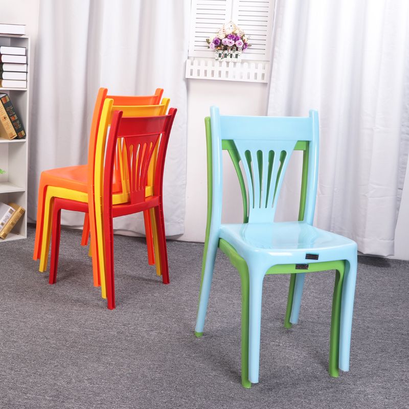Silla apilable de estilo contemporáneo con respaldo de listones de plástico, silla sin brazos