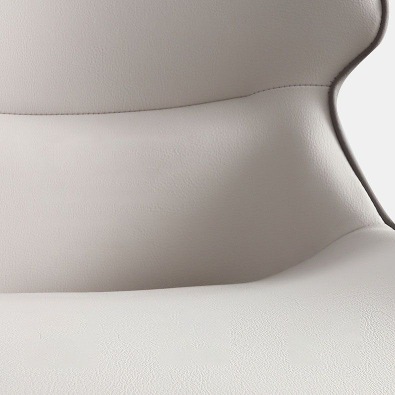 El comedor contemporáneo preside la butaca curvada de cuero mate de Parsons