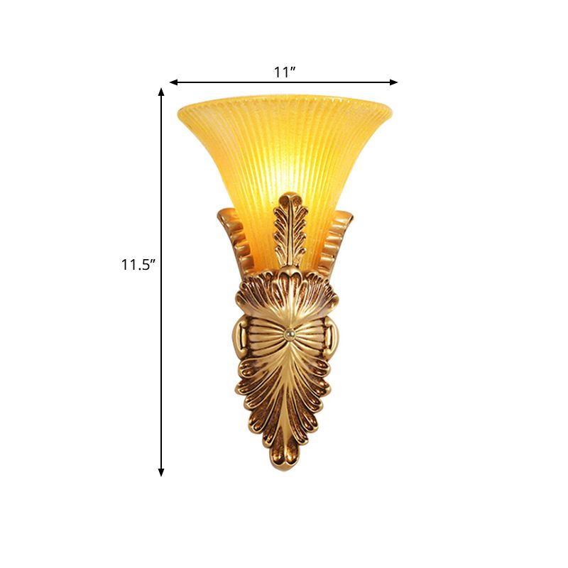 1 Kopfwandlampe mit Glockenschatten gelbem Glas und Harz Lodge Stil Schlafzimmer Wandleuchte in Gold