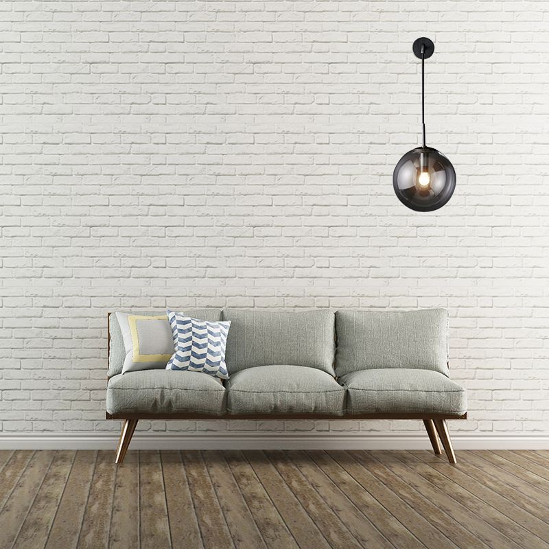 Accesorio de iluminación de pared esférica moderna 1 Bulbo de vidrio ahumado Luz de vidrio en negro/latón para sala de estar, 8 "/10"