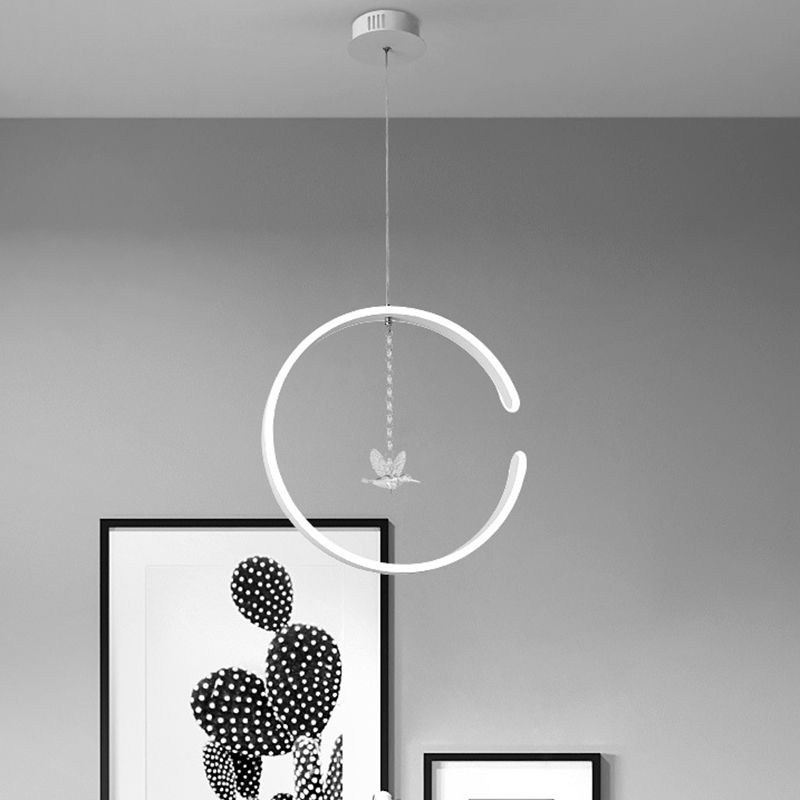 Metalen C-vormige suspensieverlichting Minimalisme Zwart/Wit LED Hanglampkit met bungelende kristalvogel in warm/wit licht