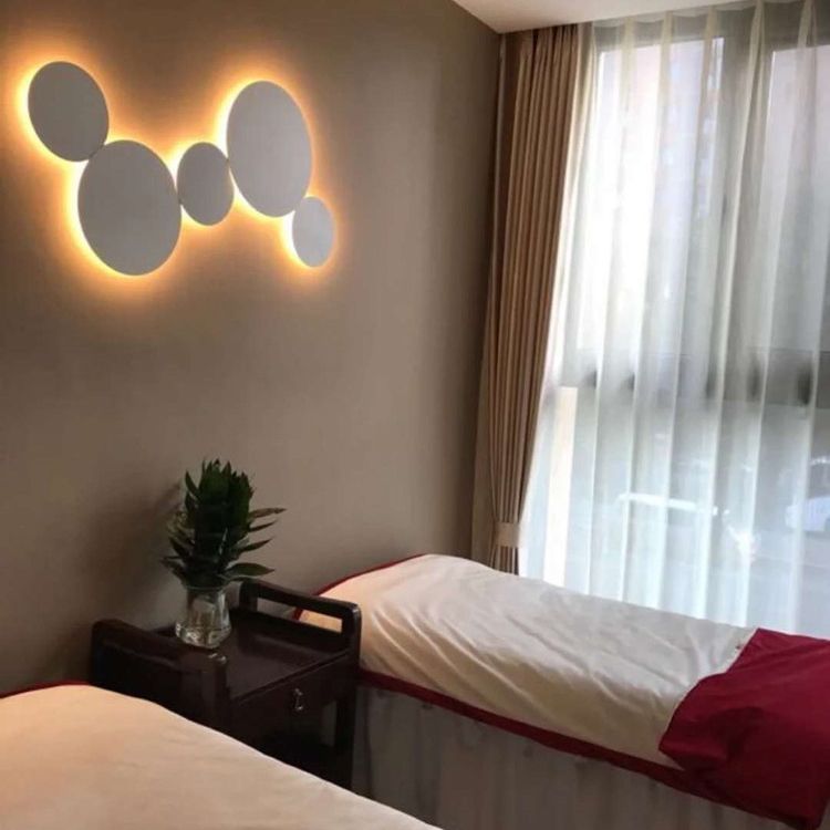 Lámpara de pared de metal de metal en forma de minimalismo iluminación de pared LED integrada de luz cálida/blanca en gris/blanco, 47.5 "/52" de ancho