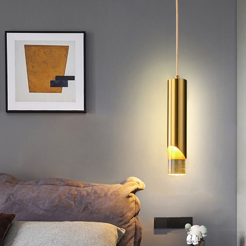 Luz colgante LED cilíndrica dorada en una moderna lámpara colgante de cobre de estilo de lujo con sombra acrílica