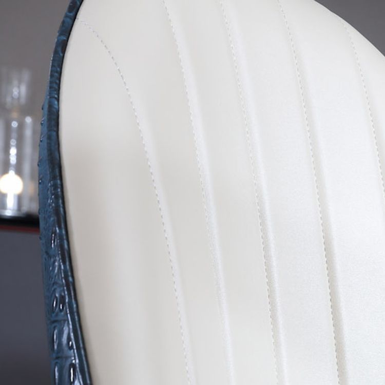 El comedor de madera contemporáneo preside los sillones laterales tapizados para el uso en el hogar