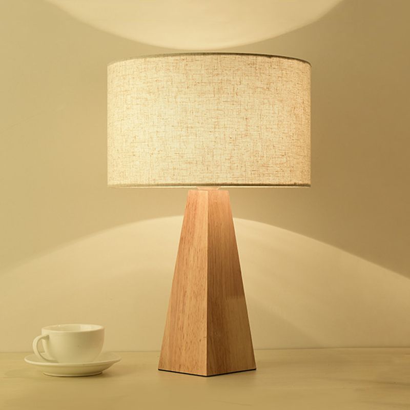 Prismatische hölzerne Tischlampe Modernist 1 leichtes beige Nachtlicht mit weißer Stofflampenschatten