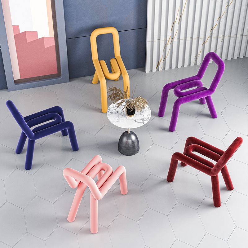 Silla lateral de terciopelo de hotel de estilo diseñador, acabado mate, parte trasera abierta, silla de comedor