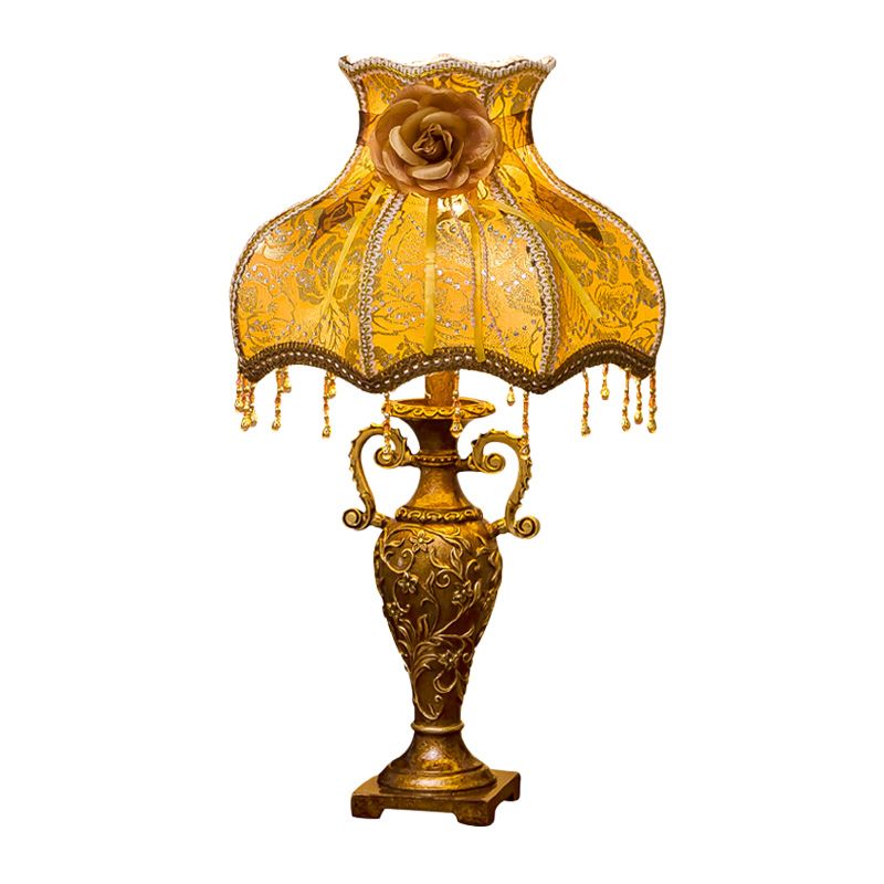 Traditionelle Zwei-Griff-Vase-Tischlampe 1 Lampenharz-Nachttischlicht mit gebogenem Stoffton in Gold