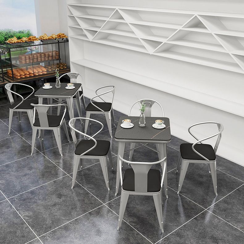 Mesa de comedor industrial Mesa de comedor de piedra sinterizada negra con base de trineo