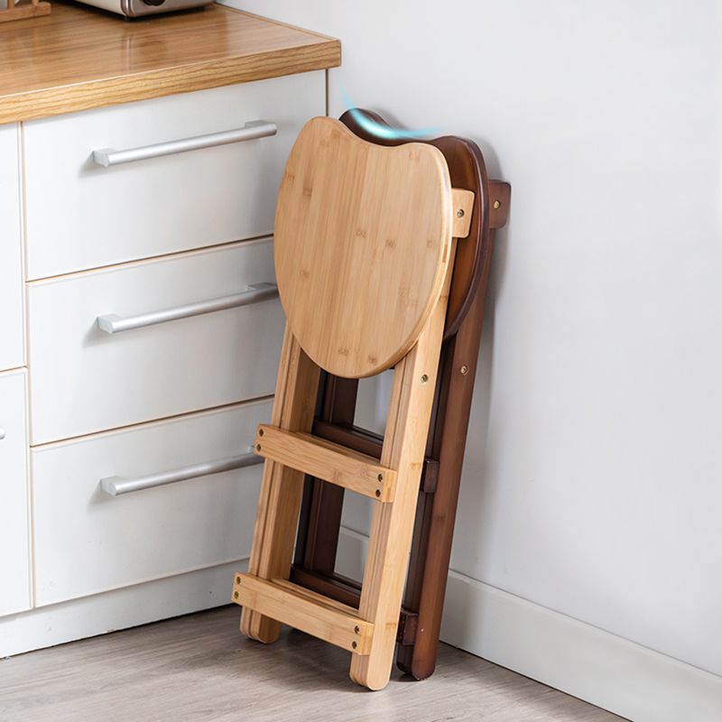 Moderno sgabello da banco in legno con un sedile in legno con sedile in legno e pedale