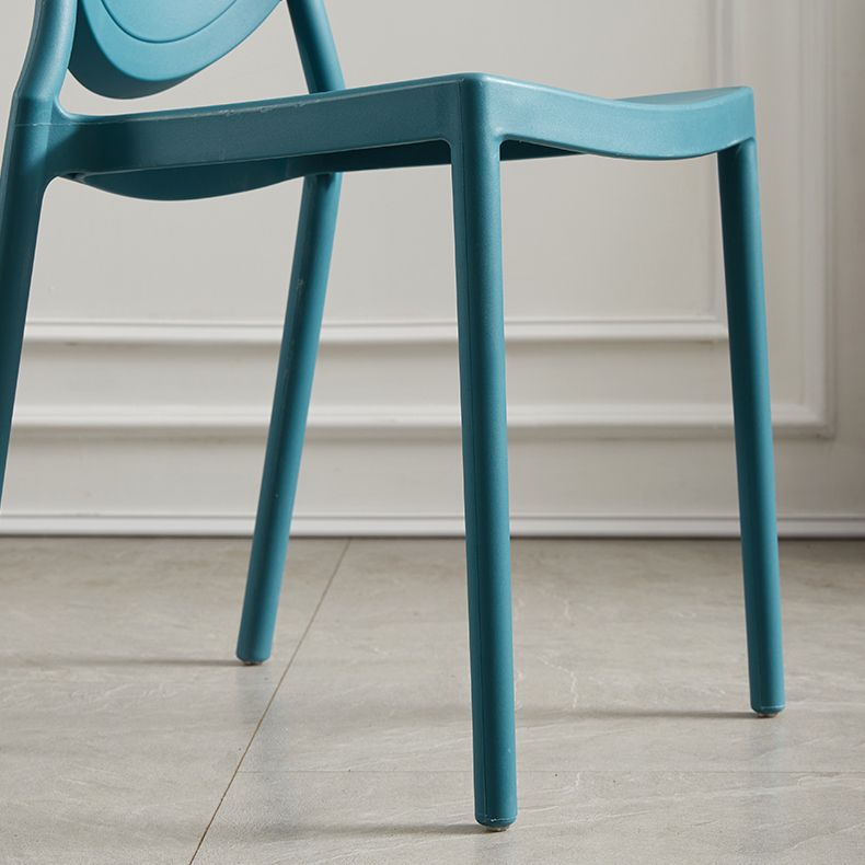 Chaises de salle à manger scandinaves en plastique sans accoudoirs, chaises d'appoint empilables (Ensemble de 4)