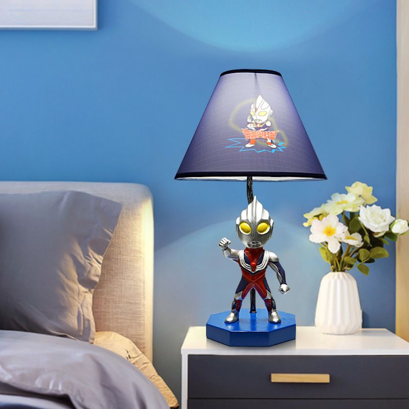 Lampada da tavolo blu a botte/trapezio per bambini, illuminazione da comodino in tessuto a 1 testa con decorazione Ultraman