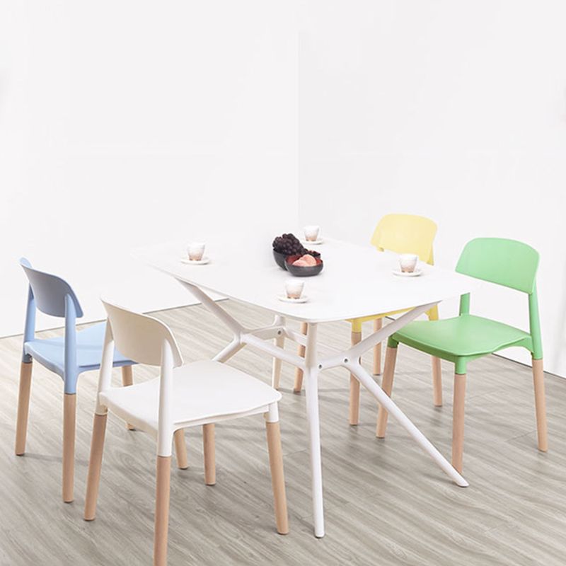 Chaises de salle à manger sans bras empilables en plastique ou ouverte la chaise latéral avec des cuisses de bois