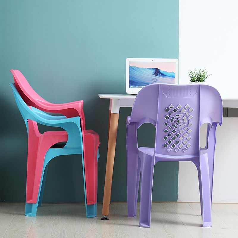 El plástico moderno que cena el brazo preside el hogar apilable interior que cena el sillón