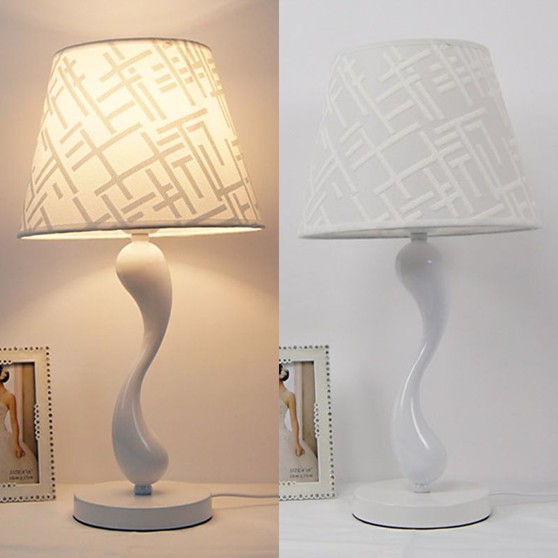 Stile nordico 1 lampada da tavolo lampada a forma di delfino Luce da comodino con paralume