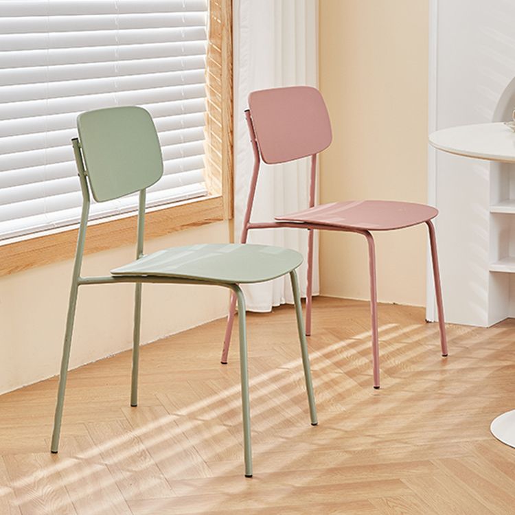 Silla de comedor de estilo moderno Silla auxiliar apilable sin brazos con patas de metal