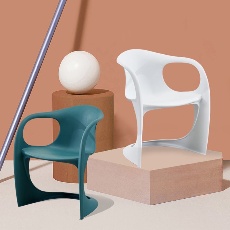 Scandinave Plastic Dining Dining Brack Chairs Solid Back Fairs pour la maison