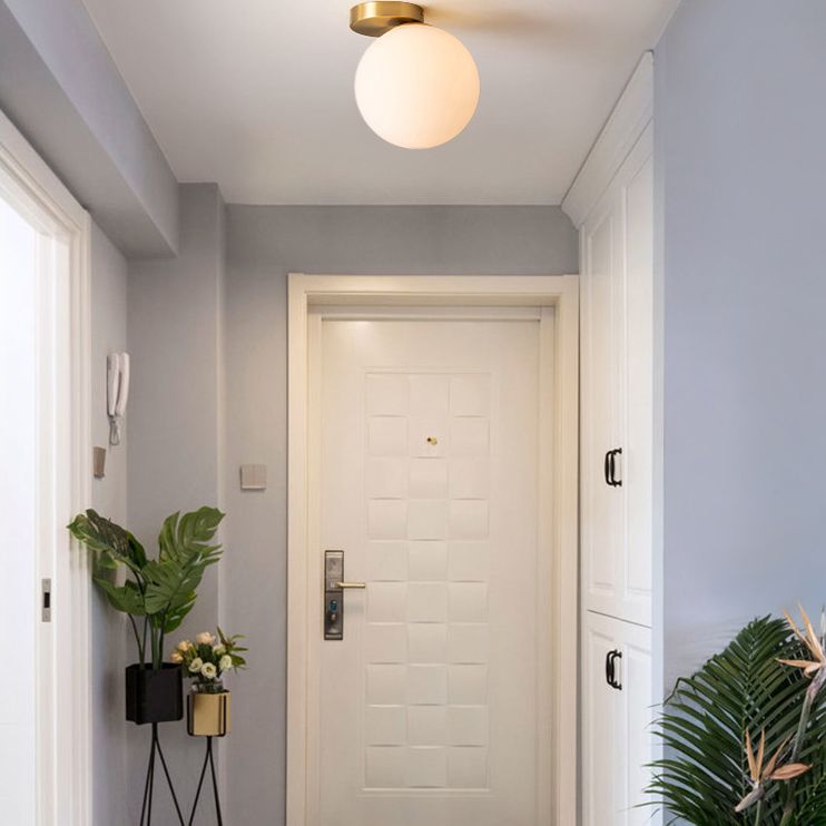 Moderne Goldmetall -Halbflush -Halterung hell weißer Globus Glasdecke Flush Mount für Schlafzimmer