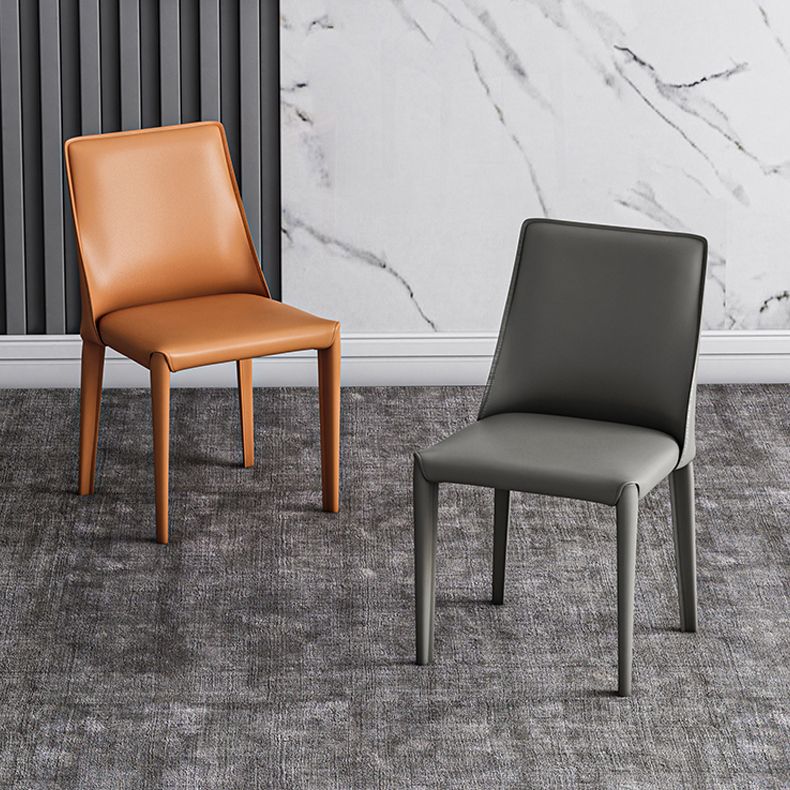 Silla lateral de cuero de hotel de estilo diseñador, silla de comedor con respaldo sólido y acabado mate