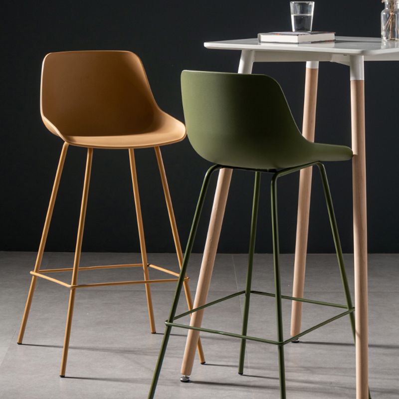 Scandinavian Metal Plastic Counter Stools Low Back Indoor Bar Stool with Bucket Seat