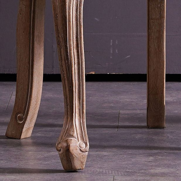 El comedor del estilo rural de madera sólida preside la parte posterior mate del bastón del final que cena las sillas