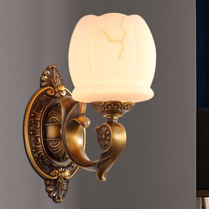 Globe White Glass Wall Light Montada Estilo tradicional Lámpara de pared de la sala de estar de 1/2 luces en oro