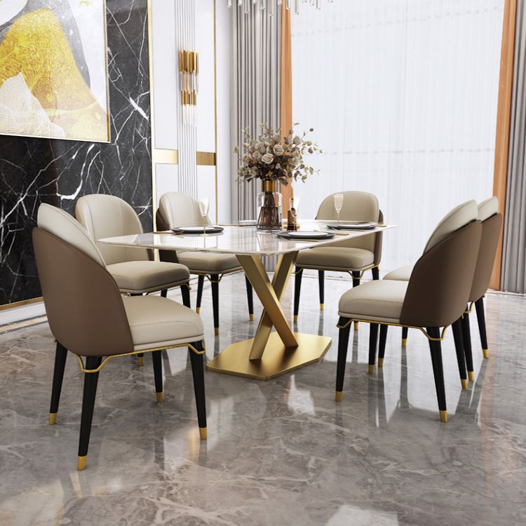 Mesa rectangular de piedra sinterizada con base de pedestal de metal dorado