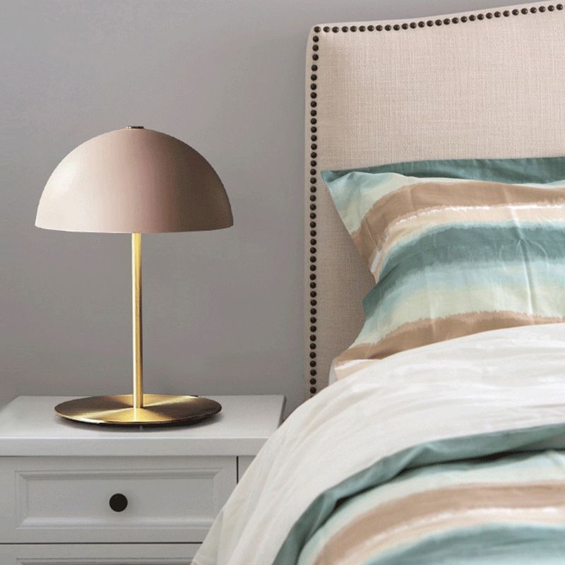 Lampada da tavolo moderna e premurosa lampada da scrivania metallica per il salotto della camera da letto dello studio