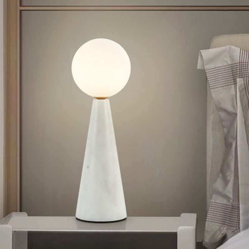 Lampada da tavolo moderna a 1 lampadina con sfera in vetro di latte con base affusolata in marmo bianco/nero