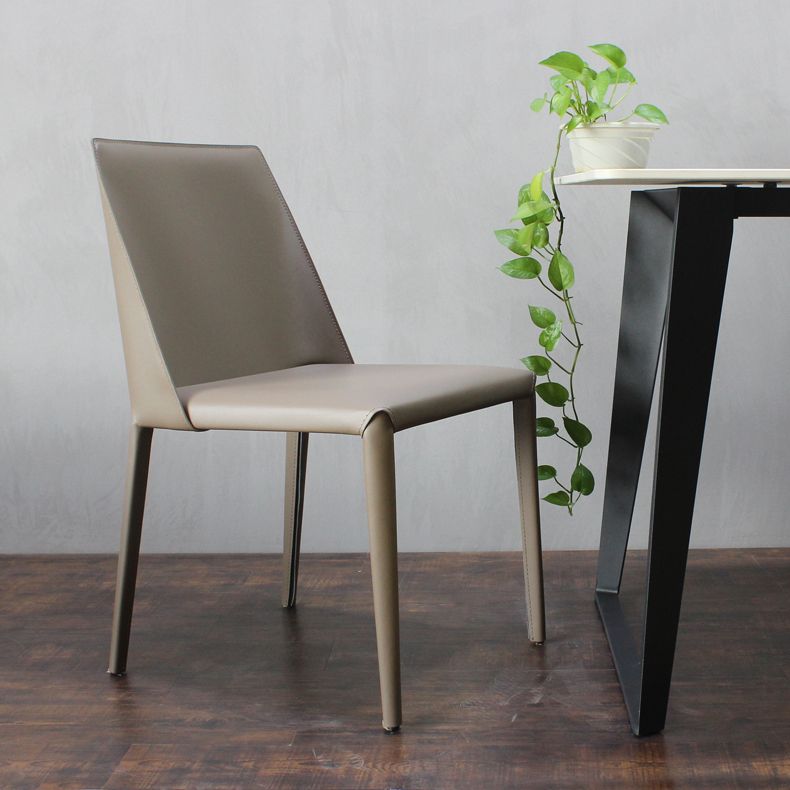 Chaise contemporaine à dossier solide, chaise en cuir de 18 pouces de large avec 4 pieds en métal pour la maison