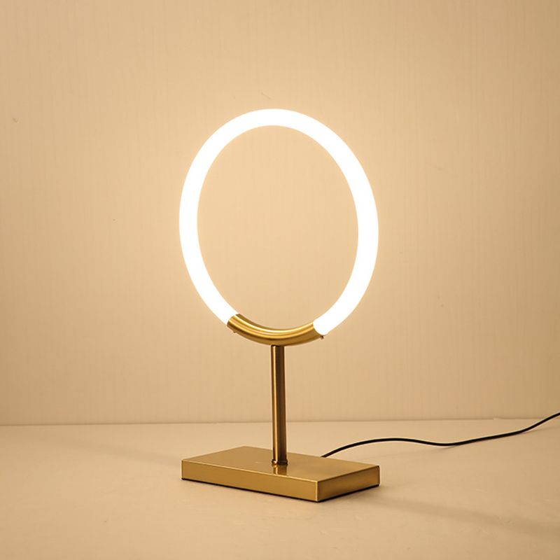 Acryl Halo -ringtafellamp Minimalistisch messing vergulde LED Night Stand Light voor slaapkamer